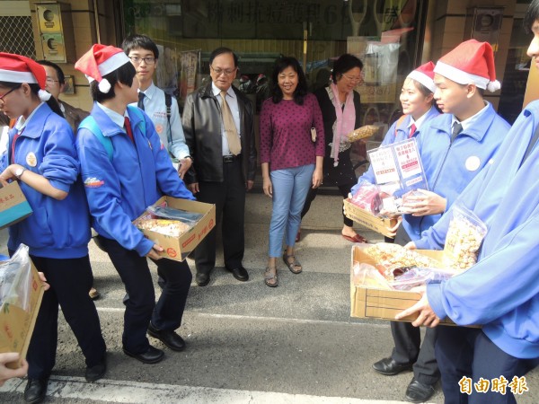 文生中學學生今上街義賣，為獨居老人勸募年菜。（記者陳燦坤攝）