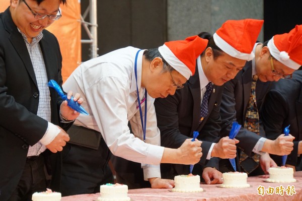 台北市長柯文哲出席「暖烘烘、愛分享」活動，和北市糕餅同業公會一起做彩繪蛋糕。（記者張凱翔攝）