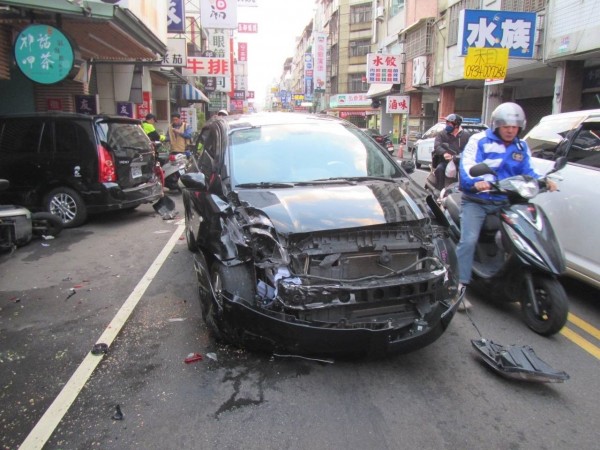 酒駕王男失控撞上停放路旁的汽機車，車頭毀損。（記者許國楨翻攝）