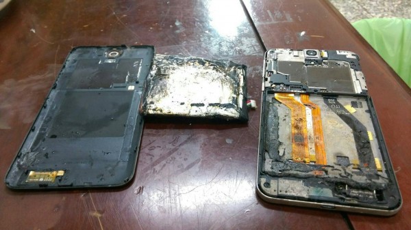 燒毀的手機。（陳姓市民提供）