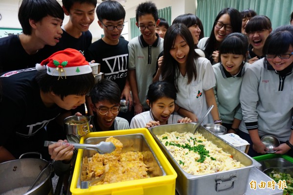 忠明高中營養午餐是皇家脫魯耶誕大餐，豐盛美味，學生蜂湧而至搶午餐。（記者蔡淑媛攝）                                                                     