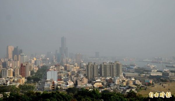 柴山忠烈祠眺望市區景色，天空再出現霧濛濛一片。（記者黃志源攝）