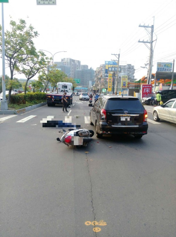 新北市五股今早發生一起死亡車禍，警方仍在調查中。（記者王宣晴翻攝）