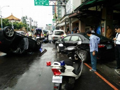 蔡姓女子因與吳姓男友爭吵後跳樓輕生不治，蔡女出殯時吳男到場上香被毆傷眼睛，吳男的陳姓友人前往助陣，也在殯儀館外翻車，還搜出西瓜刀。（擷取自爆料公社，記者吳仁捷翻攝）