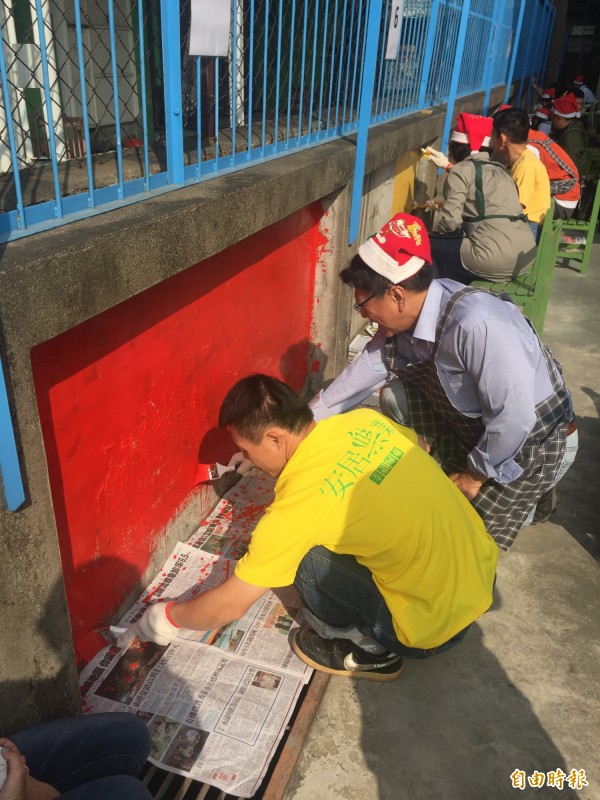 屏東縣長潘孟安（左2）就職2週年前夕，與縣府局處首長到教養院當志工。（記者羅欣貞攝）