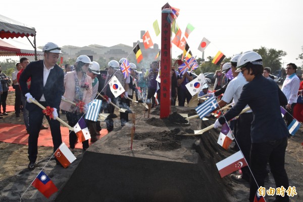 高捷延伸線首件大型投資案小樽婚宴館，今天舉辦動土典禮，預計2018年中旬開張。（記者蘇福男攝）