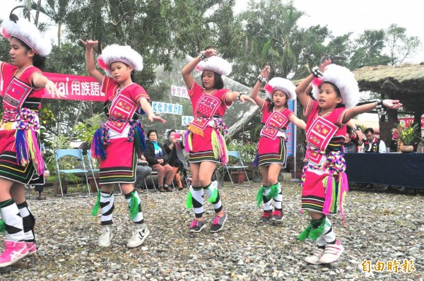 花蓮阿美族文化教育學校今天開學，新生跳傳統舞蹈。（記者花孟璟攝）