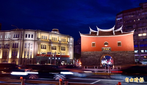 台北市長柯文哲24日晚間出席「點亮北門、耀輝臺北關」點燈活動，藉由燈光，重塑北門周邊的古蹟景觀。（記者羅沛德攝）