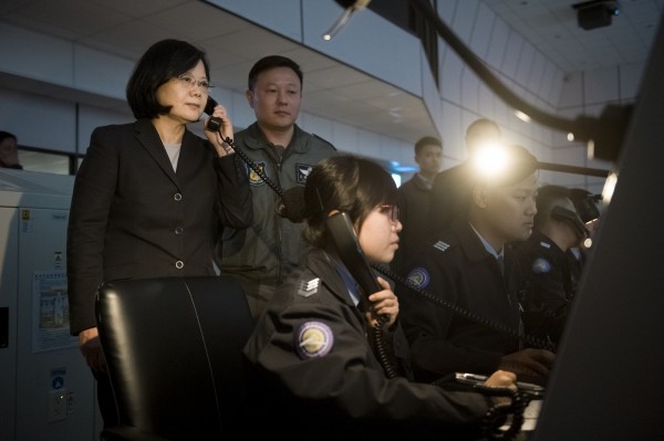 總統蔡英文視導空軍作戰指揮部，聽取任務簡報，並且實地了解我國防空任務戰備情形。（總統府提供）
