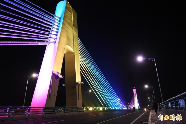 日前點燈通車的高鐵星光大橋，是高鐵田中站聯外道路其中一段。（記者張聰秋攝）