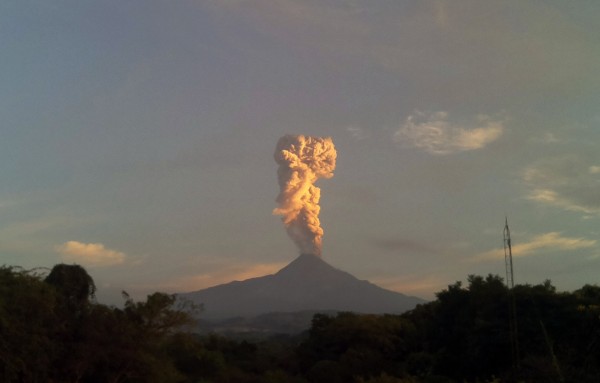 墨西哥科利馬火山於當地時間23日、24日連續2天噴發，火山灰直竄天際，高度至少達到2500公尺，相當壯觀。（美聯社）