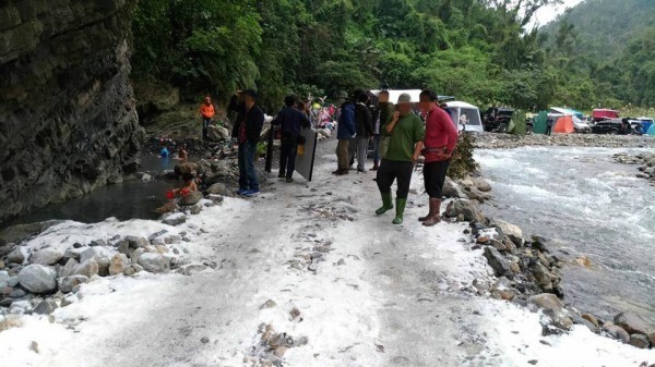 網友踢爆，有劇組為了製造雪景效果，居然把鹽撒在深山野溪，嚴重破壞當地環境。（圖擷自爆料公社）