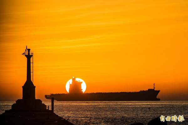 2016最後一抹夕陽在西子灣。（記者張忠義攝）