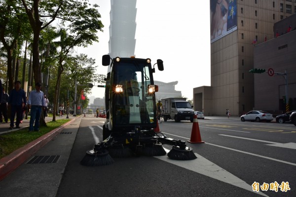 台北市環保局明年擬購買8部小型掃街車，改善北市街道揚塵。（記者張議晨攝）