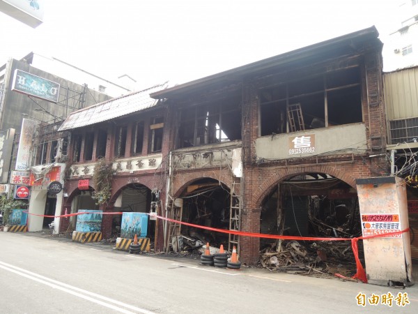 新竹市武昌街已有50年歷史的建築，後來做為茶飲館的大茶壺等多間店上週發生火警，幾乎付之一炬，有文化人士認為其建築和立面應保存或暫定古蹟，但文化局強調屬私人財產，應尊重屋主，且該建築未達應積極保存的第一級老屋標準。（記者洪美秀攝）