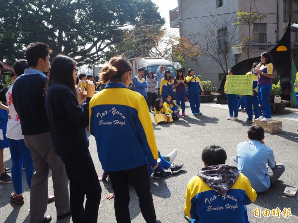 國立桃園高中公民科教師王者欣鼓勵學生站上肥皂箱，在校園內就社會議題進行正反論述，學生反應熱烈。（記者陳昀攝）