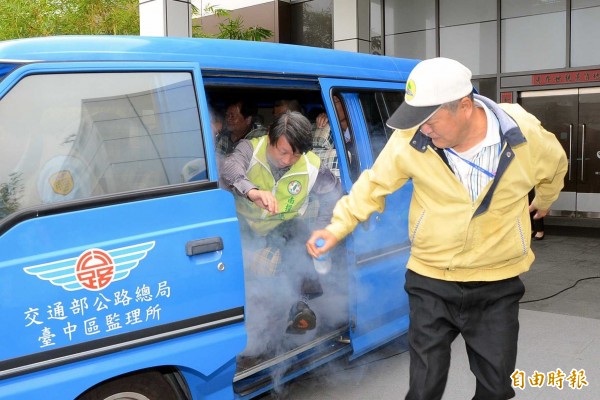 南投縣府官員與民代一起進行採茶車逃生演練。（記者謝介裕攝）