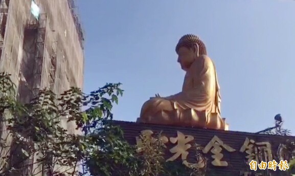 人在做、神明在看,打開窗戶要跟祂對看。(記者李容萍攝) 人在做、神明在看,打開窗戶要跟祂對看。(記者李容萍攝)