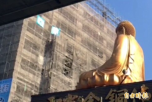 人在做、神明在看,打開窗戶要跟祂對看。(記者李容萍攝) 人在做、神明在看,打開窗戶要跟祂對看。(記者李容萍攝)