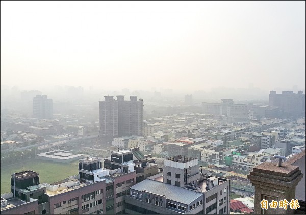 高市空氣污染嚴重，昨自凌晨零時起至昨上午8時許，左營、前金、復興、前鎮與小港5個測站達紅害等級。
（記者陳文嬋攝）