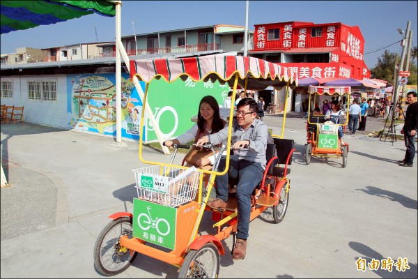 電動輔助自行車進駐雲嘉南濱海國家風景區，一啟用即吸引不少遊客體驗，管理處鼓勵遊客多利用，體驗低碳環保小旅行。（記者王涵平攝）