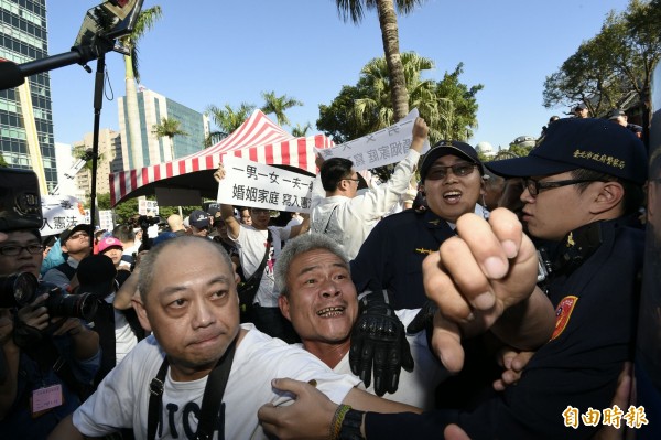 反同團體衝向立法院，與警方發生推擠衝突。（記者陳志曲攝）