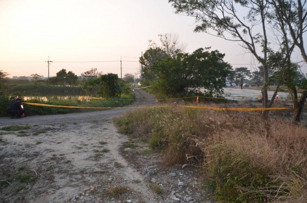 台南市一處偏僻空地驚見一具女屍，屍體的頭部還遭塑膠袋套住。（警方提供）