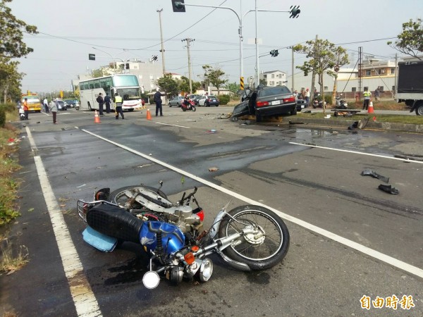 柳營區陳姓老夫婦今日近午騎乘機車行經柳營路2段，疑遭1輛自小客撞上，老夫婦重傷送柳營奇美醫院，搶救無效死亡。（記者王涵平攝）