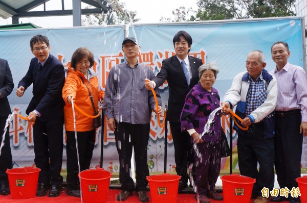 台南市長賴清德與當地居民一起打開水龍頭，為通水典禮揭幕。（記者林孟婷攝）