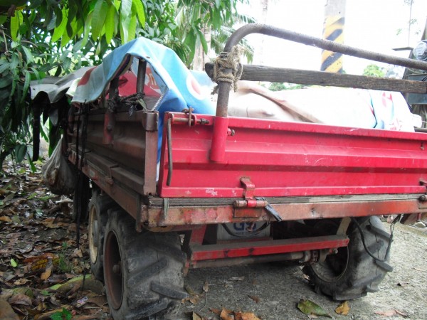 林姓車主所有的紅色農用搬運車，涉嫌撞倒機車騎士。（記者林孟婷翻攝）