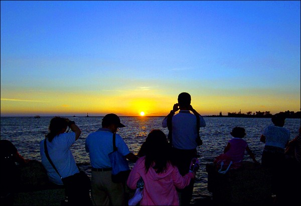 今年台灣本島最後一抹夕陽，將於十二月三十一日傍晚五點二十五分，出現在西子灣。（資料照片張忠義攝）