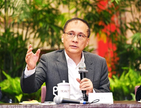 Premier Lin Chuan talks to reporters at the Executive Yuan in Taipei yesterday.
Photo: CNA