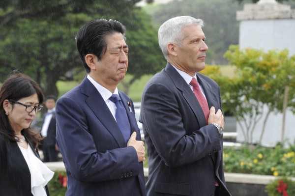日本首相安倍晉三在美軍國家太平洋軍人公墓悼念。（美聯社）