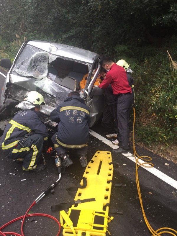 廂型車因嚴重撞擊，彭姓駕駛卡在駕駛座動彈不得，消防人員急救援。（記者張勳騰翻攝）