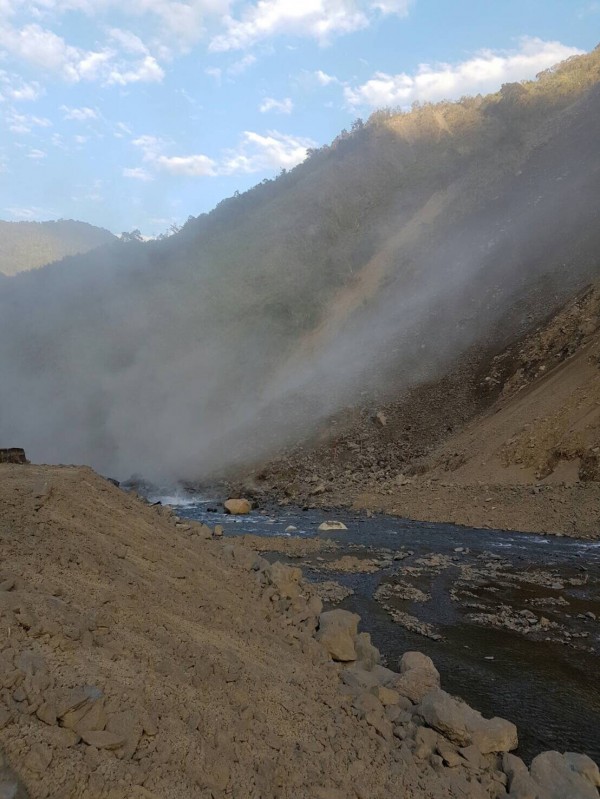 新竹縣尖石鄉鄉道竹60線秀巒段山坡出現崩塌現象，大量崩落土石堆積在白石溪溪道上，降雨後恐形成堰塞湖。（圖由尖石鄉公所提供）