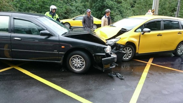 轎車撞上計程車兩輛車頭都全毀（記者吳昇儒翻攝）