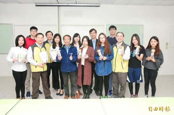 靜宜大學食品營養學系參加「台灣食品產業新一代創新產品競賽」，創下三連霸紀錄。（記者歐素美攝）