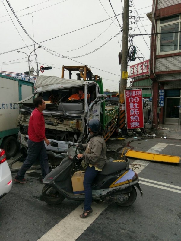 貨車連環撞，土魠魚羹攤遭波及。（記者洪臣宏翻攝）