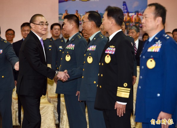 國防部長馮世寬27日出席106年上半年陸海空軍將官晉任布達暨授階典禮。（記者羅沛德攝）