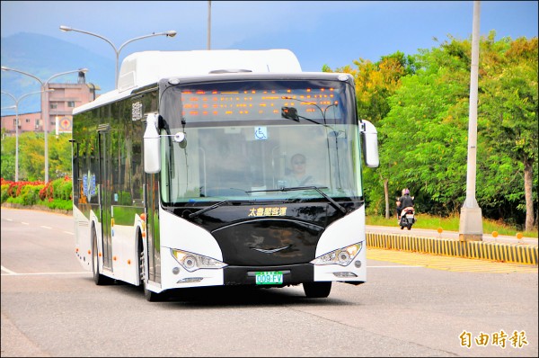 全台第一個台灣好行路線以低底盤公車行駛，太魯閣客運綠能巴士將在明年元旦上路。（記者花孟璟攝）