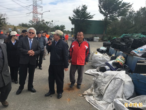 解決垃圾危機，雲縣明年元旦起嚴格執行垃圾分類，縣長李進勇今天召集20鄉鎮市長到二崙清潔隊取經。（記者黃淑莉攝）