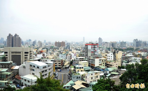 至中午１點，高雄全部測站的空氣品質指標（AQI）仍在良好或普通等級，顯見今天空氣品質好轉（記者黃志源攝）