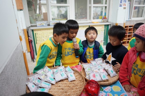 長濱鄉竹湖國小幼兒園義賣果乾，助偏鄉弱勢長輩吃飯。（記者黃明堂翻攝）