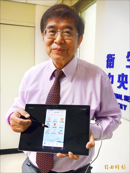 健保署長李伯璋表示，「全民健保行動快易通（APP）」結合Google Map地圖，方便民眾查詢附近開診院所。（記者林惠琴攝）