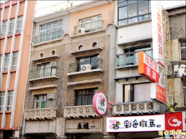 中正路部分舊建築，仍保留昔日街屋立面。（記者洪瑞琴攝）