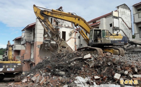 霧峰全家福社區廿三棟九二一大地震被震壞的房屋，延宕十多年未處理，市府近日終於雇工強制拆除。（記者陳建志攝）