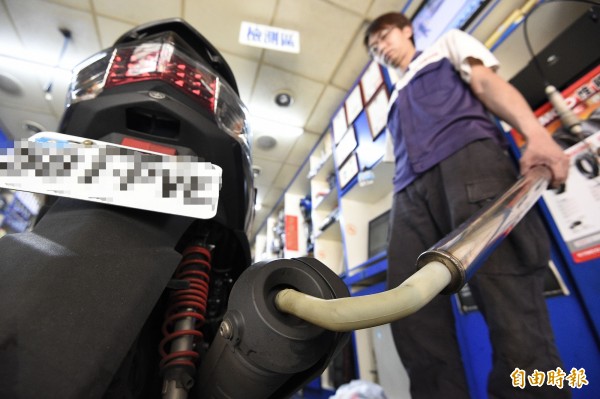 圖為機車到指定車行接受排氣檢測，示意圖。（資料照，記者陳志曲攝）