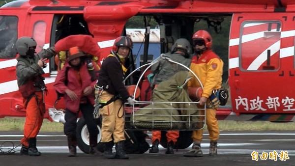 南投縣中央山脈南３段山難案，空勤黑鷹直昇機將莊姓山友遺體與陪同在旁的新北野協理事長張斌甫一起載運下山。（記者謝介裕攝）