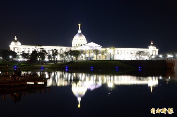 深受各界歡迎的奇美博物館，夜景也很迷人。（記者吳俊鋒攝）