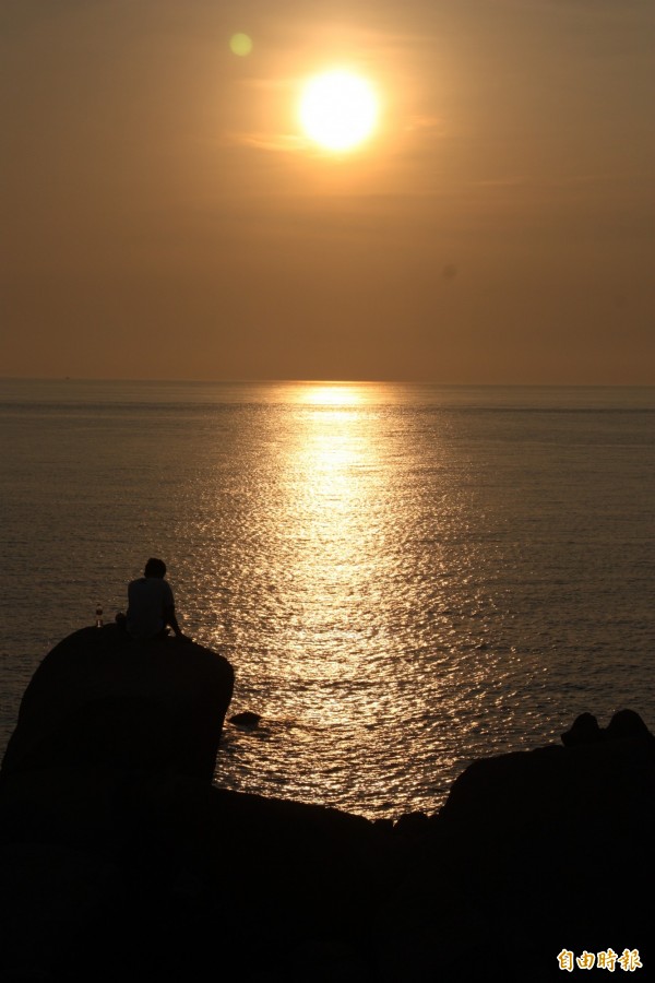 今年澎湖將在觀音亭舉行送夕陽活動。圖為澎湖海邊夕陽。（資料照，記者劉禹慶攝）